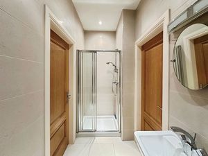 Photo 25- click for photo gallery